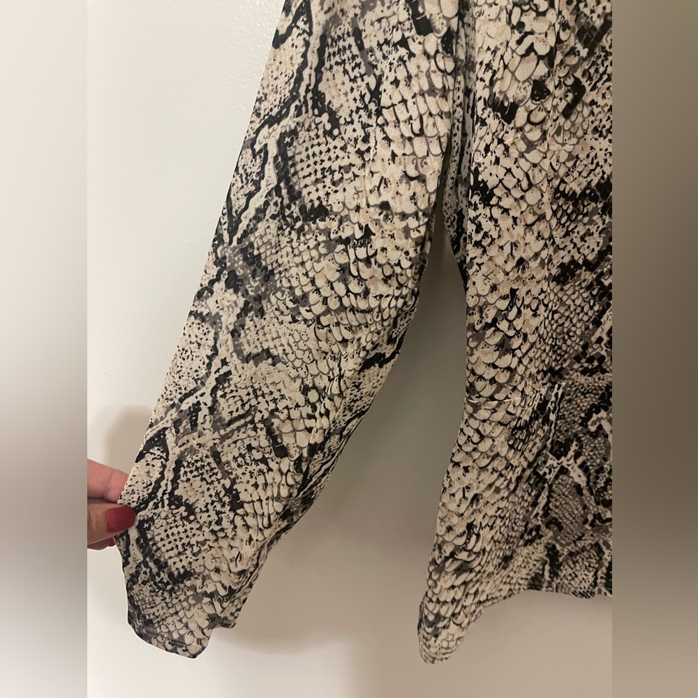 Reformation Animal Print Jemma Top Blouse in Rattlesnake Size 12 - Picture 6 of 9